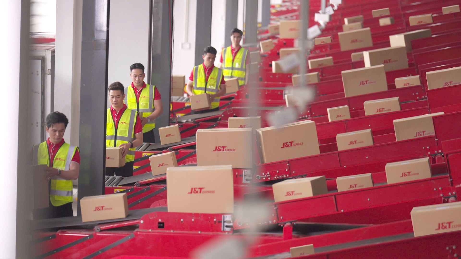 J&T Express tăng cường vận hành, đáp ứng nhu cầu bùng nổ dịp cuối năm - Ảnh 1