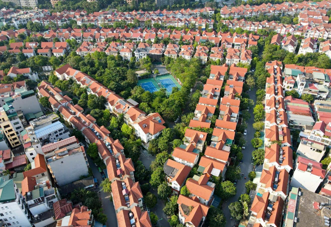 'Làng Việt kiều châu Âu' méo mó, nhếch nhác vì vi phạm trật tự xây dựng - Ảnh 1