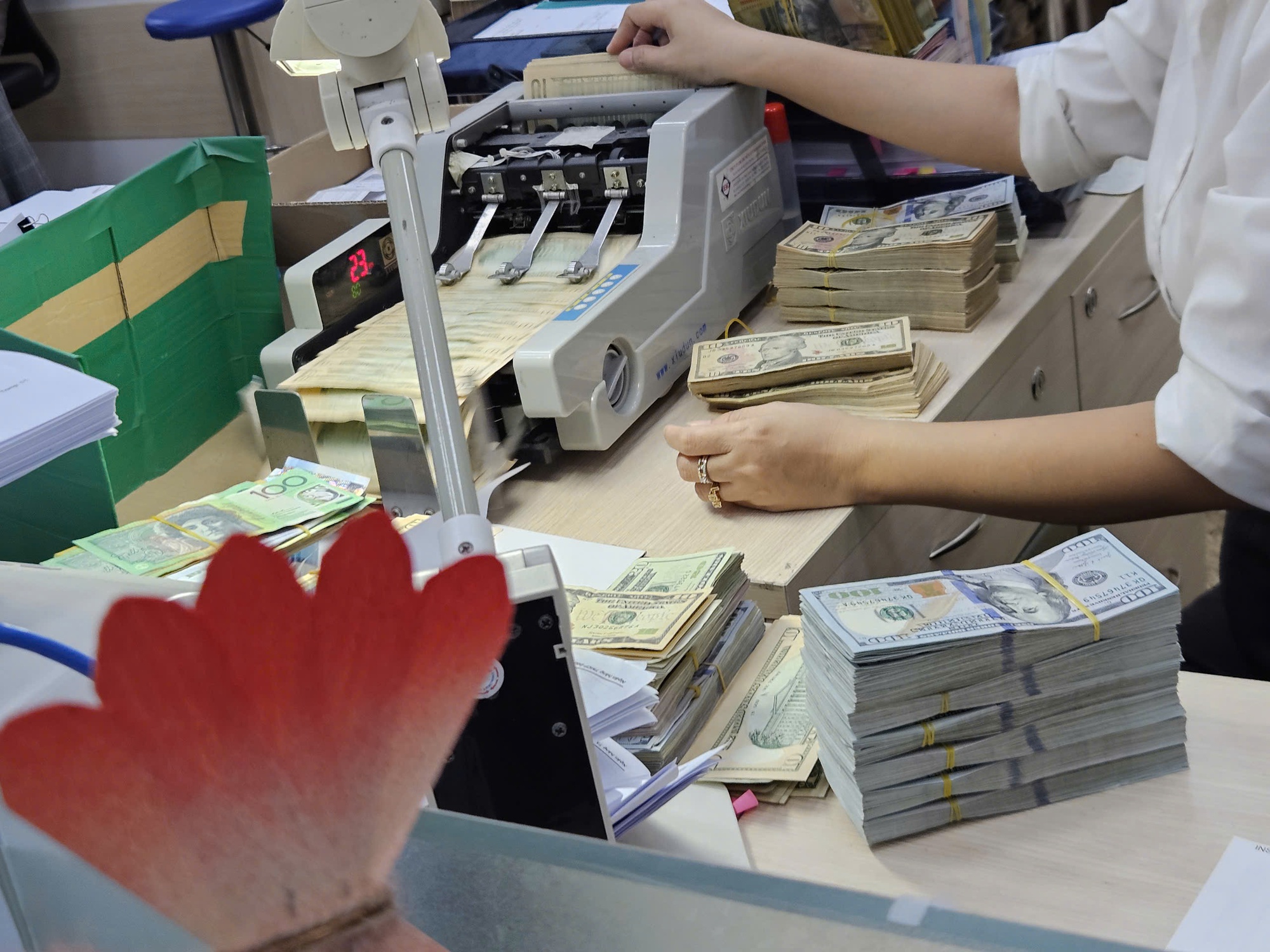 Chiều 19-12, giá USD tự do giảm nhanh, thủng mốc 27.000 đồng - Ảnh 1