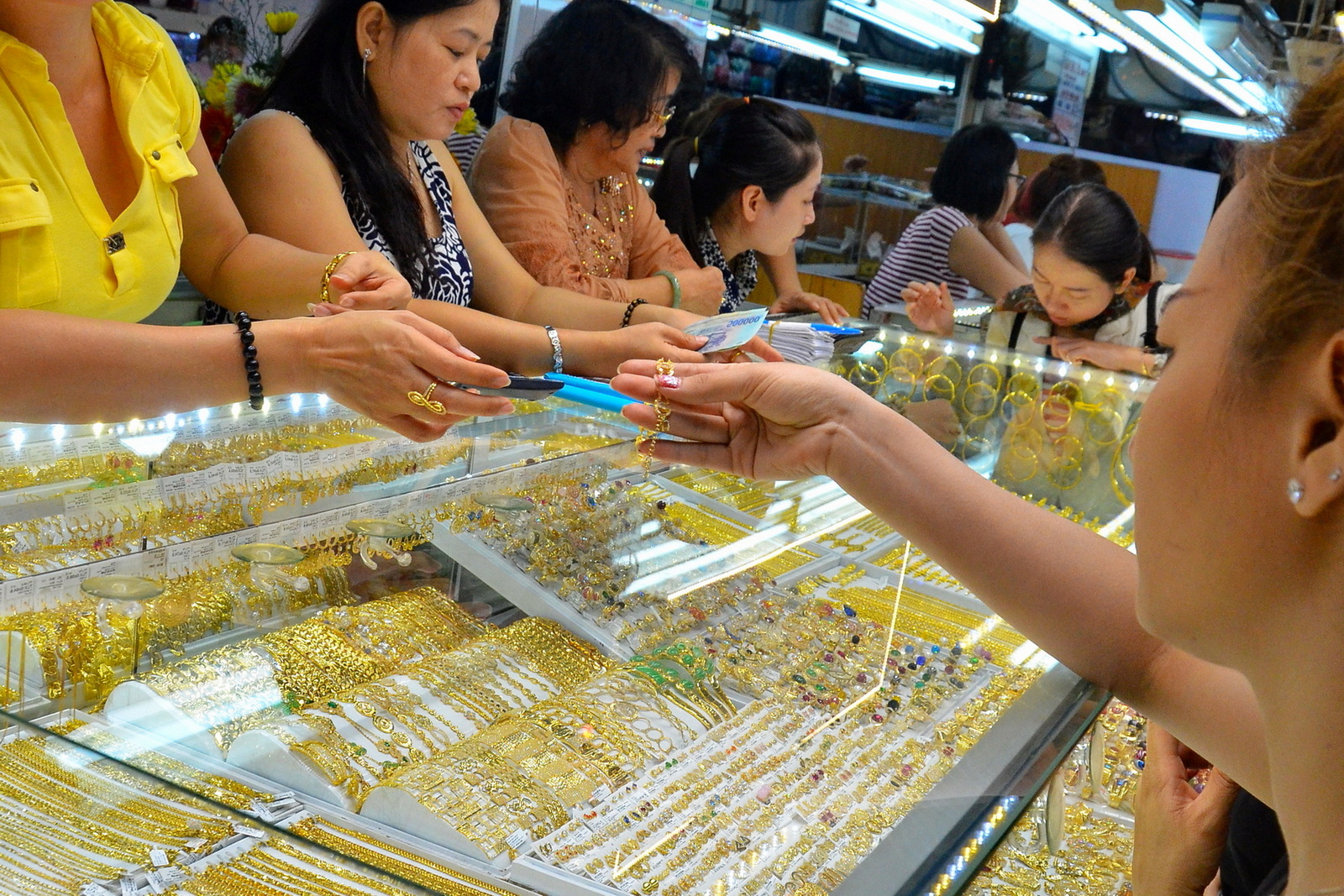 13 năm không được nhập vàng, VGTA kiến nghị bỏ vàng trang sức khỏi ngành kinh doanh có điều kiện - Ảnh 1