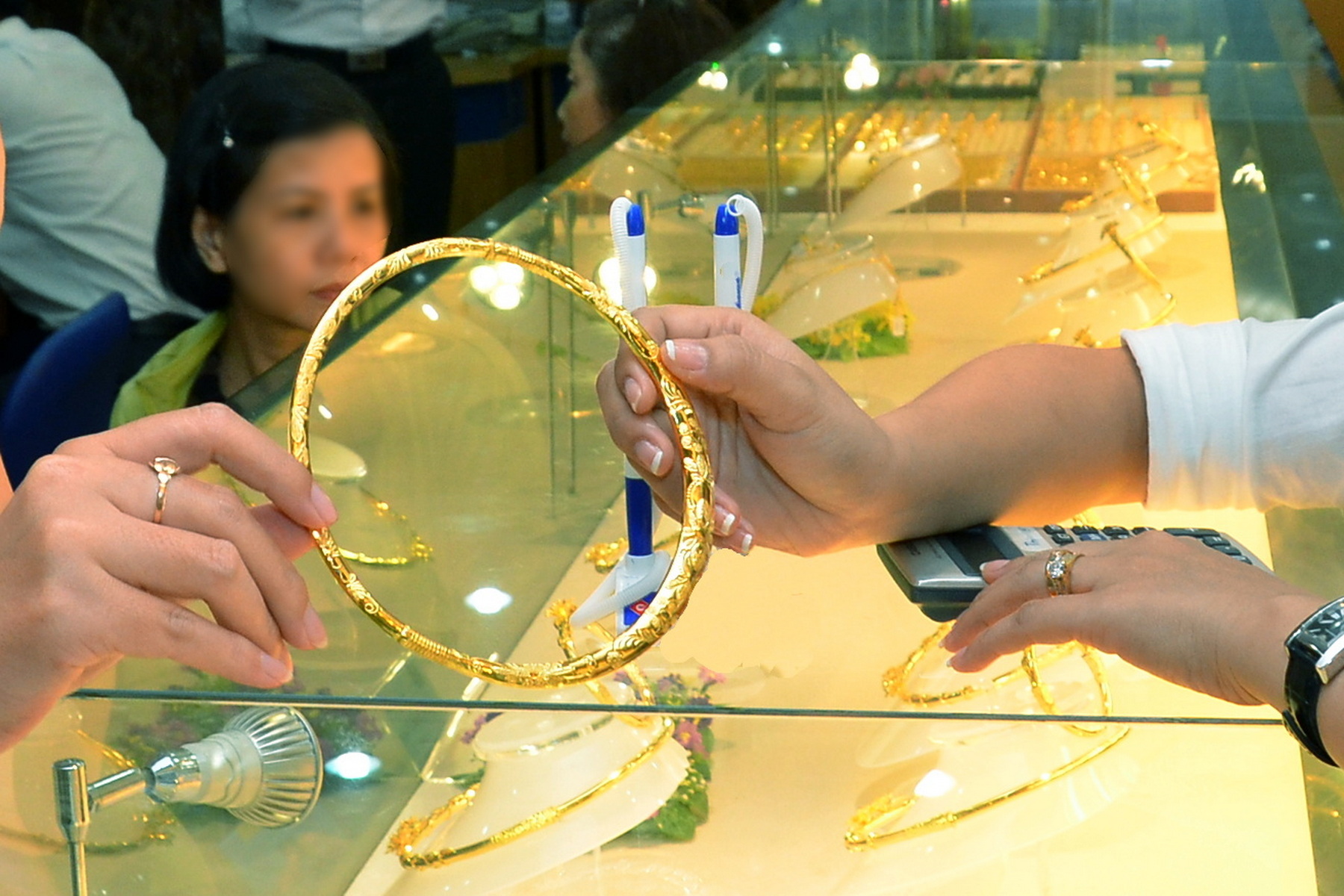 Vàng giả độn vonfram tái xuất, khó phân biệt bằng mắt thường - Ảnh 1