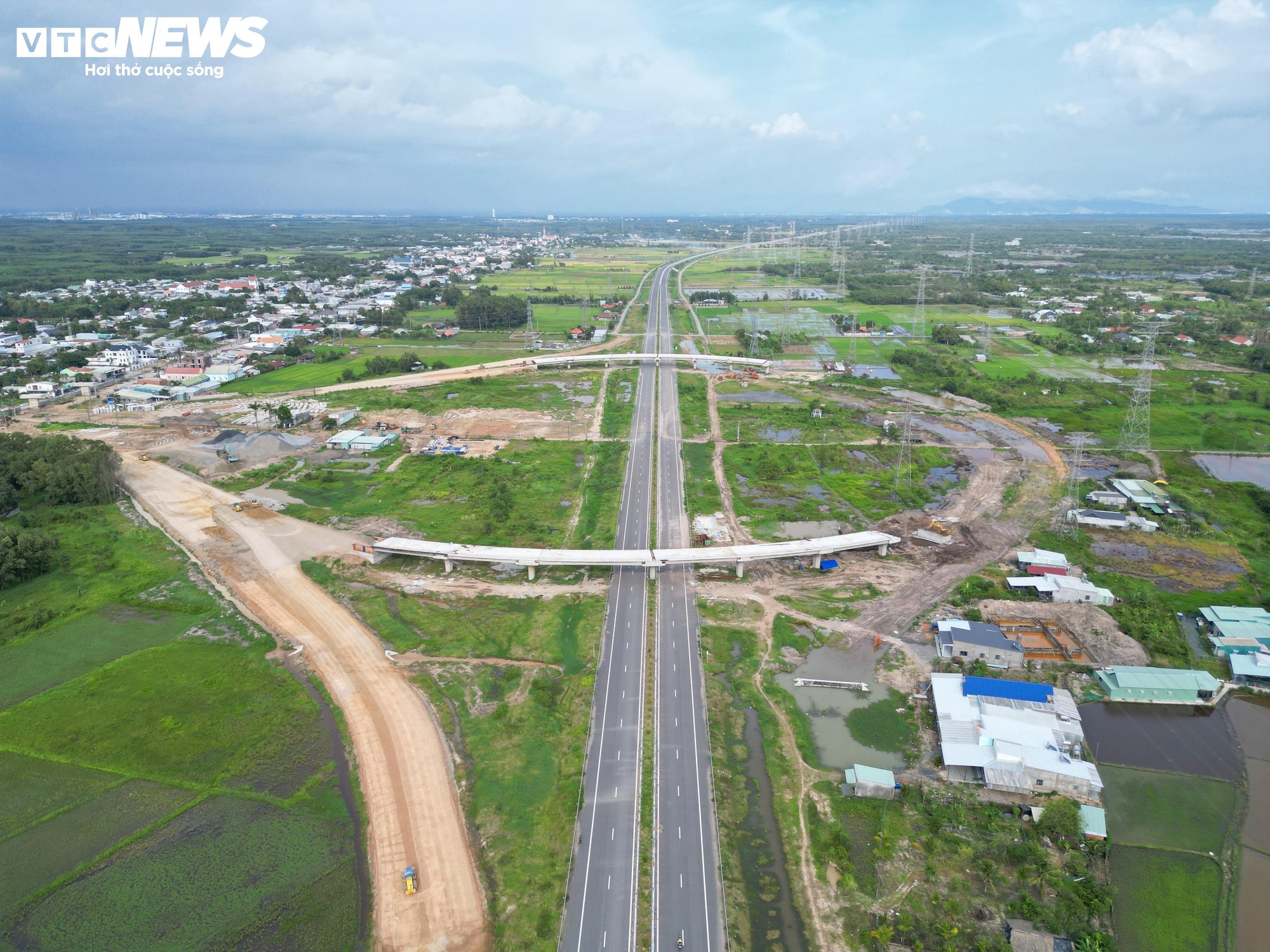 Sân bay Long Thành sắp khánh thành, các tuyến đường kết nối hoàn thiện tới đâu? - Ảnh 7