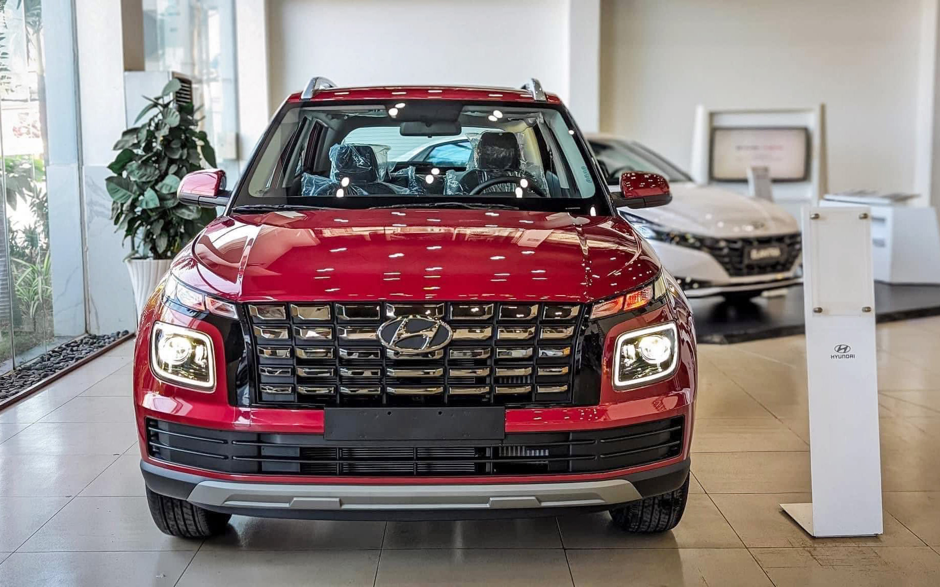 Loạt SUV nhỏ đua giảm giá cuối năm tại Việt Nam: Venue rẻ nhất từ 475 triệu, Fronx cũng còn dưới 500 triệu đồng - Ảnh 1