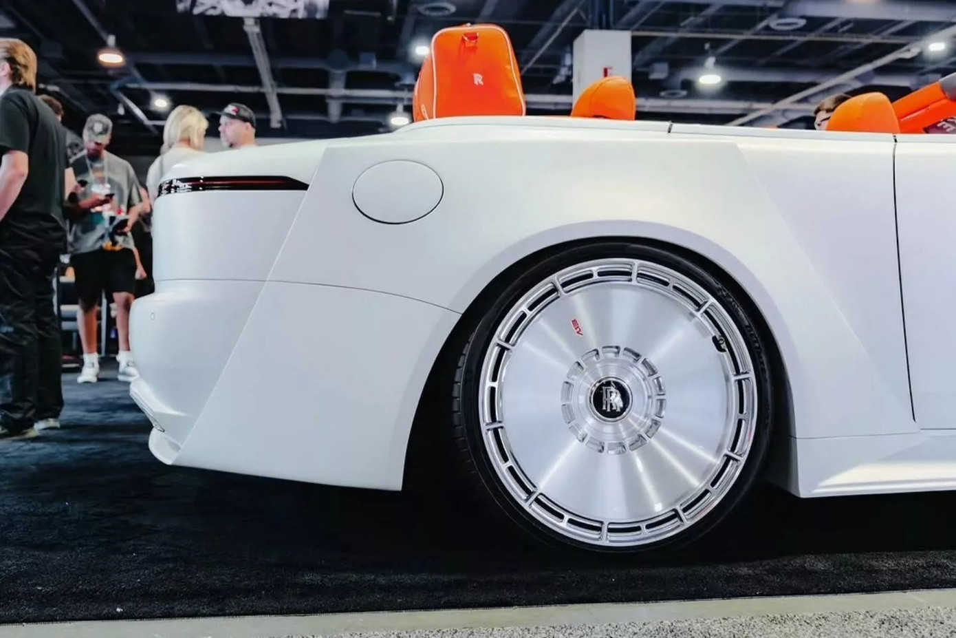 Rolls-Royce Dawn độ độc lạ, chỉ có 25 chiếc toàn cầu - Ảnh 4