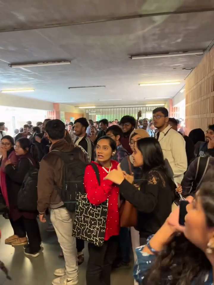 Nấc thang lên thiên đàng: Khoảnh khắc thang cuốn “phóng như điên” khiến sinh viên hốt hoảng, la hét thất thanh. - Ảnh 2