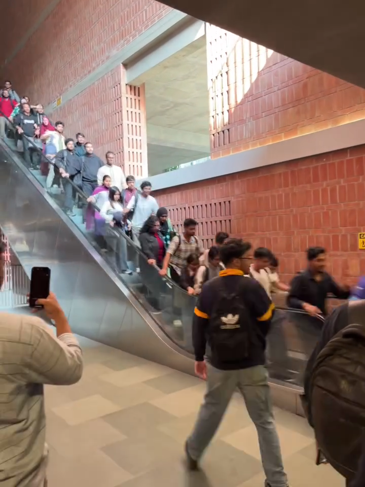 Nấc thang lên thiên đàng: Khoảnh khắc thang cuốn “phóng như điên” khiến sinh viên hốt hoảng, la hét thất thanh. - Ảnh 1