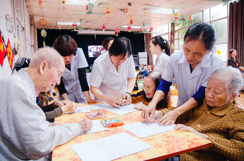 Kiến nghị trợ cấp hưu trí từ 60 tuổi, Bộ trưởng Y tế nói gì? - Ảnh 1