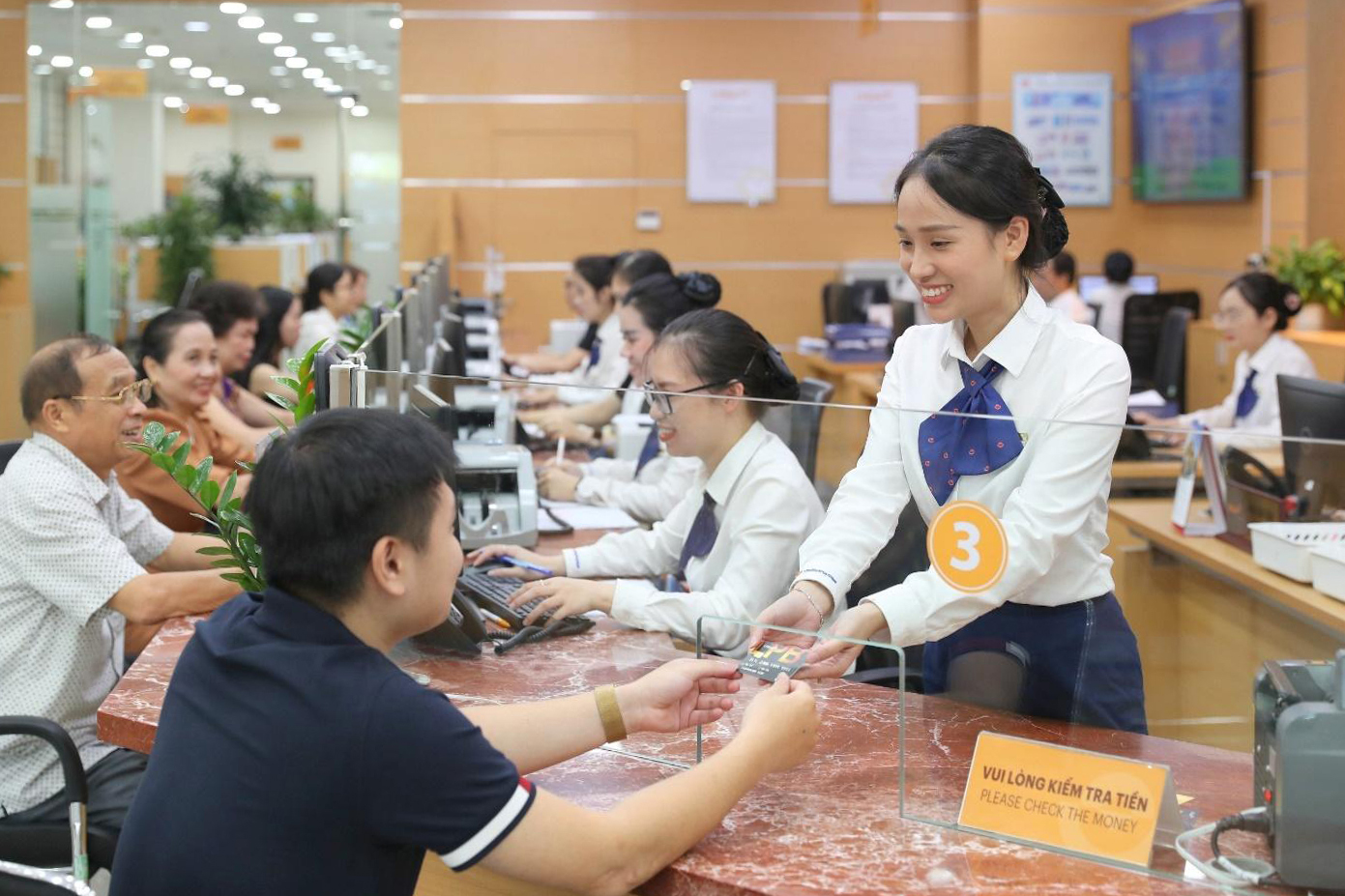 3 trường hợp bị ngân hàng khóa thẻ, dừng giao dịch từ 1/1/2026 - Ảnh 1