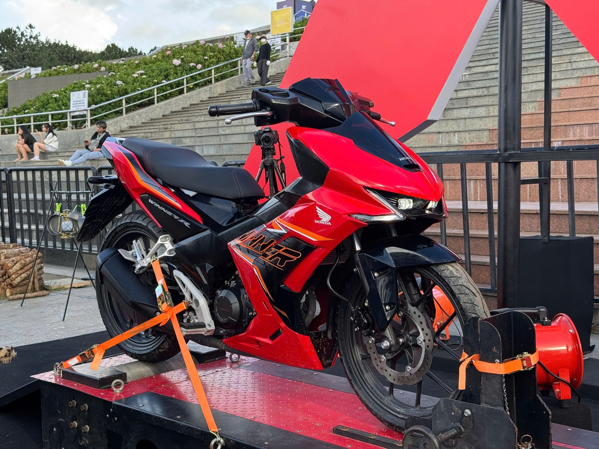 Rộn ràng thị trường xe máy phổ thông Việt Nam 2025: Tay ga chiếm sóng, có ‘ông lớn’ tung cả combo xăng - điện ở nhiều phân khúc - Ảnh 1