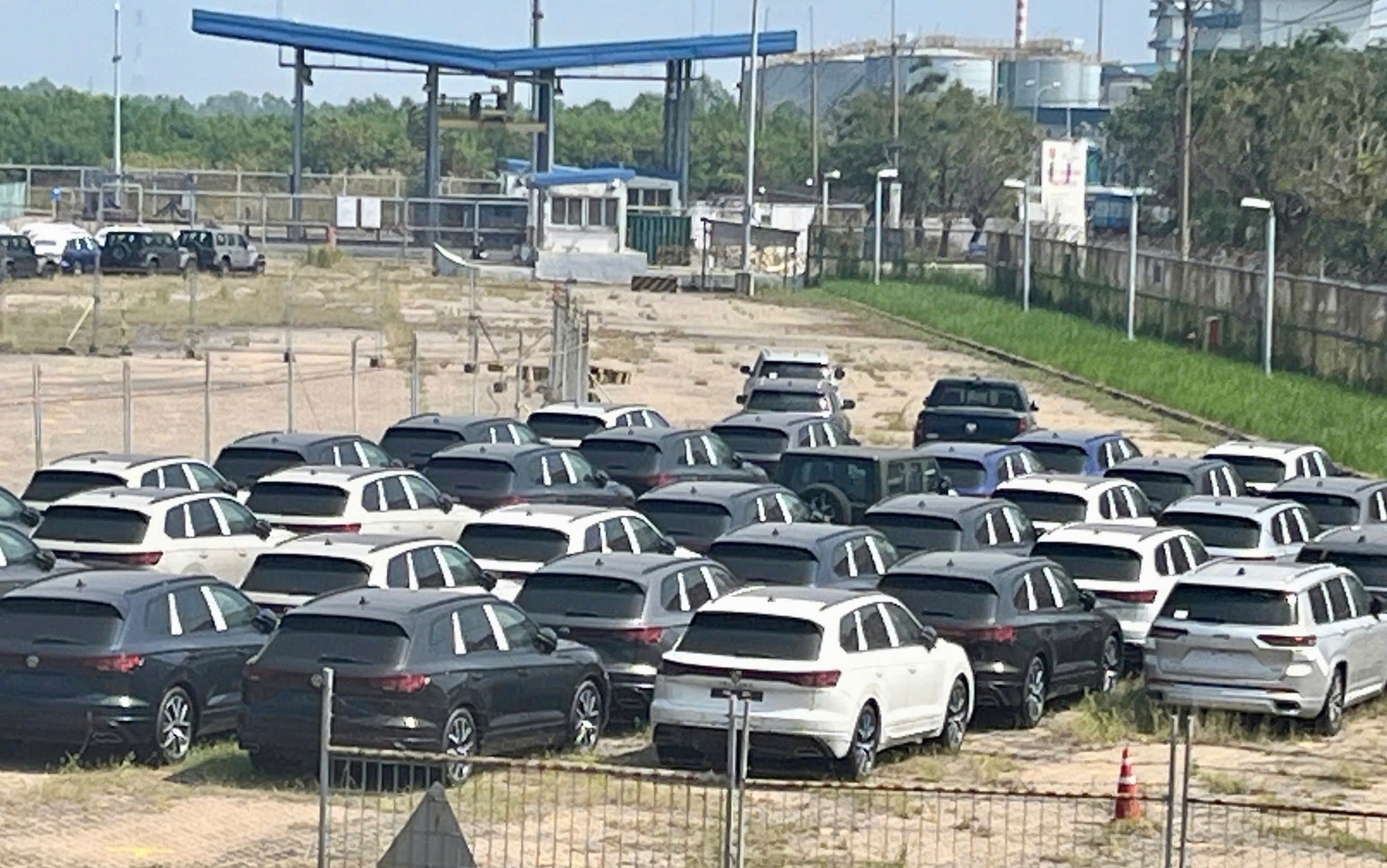 Cận cảnh lô xe gần 2.100 chiếc vừa cập cảng TPHCM - Ảnh 1