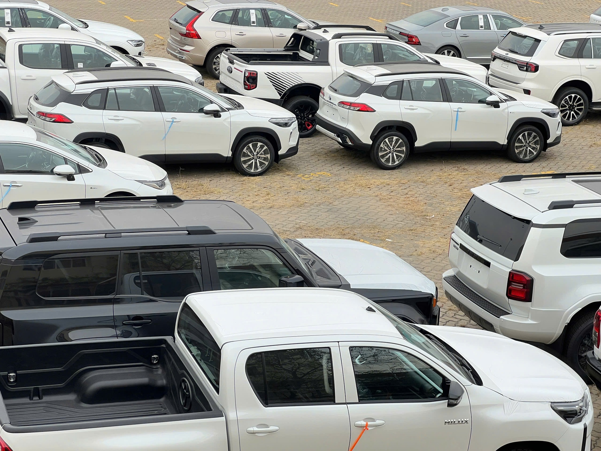 Cận cảnh lô xe gần 2.100 chiếc vừa cập cảng TPHCM - Ảnh 2