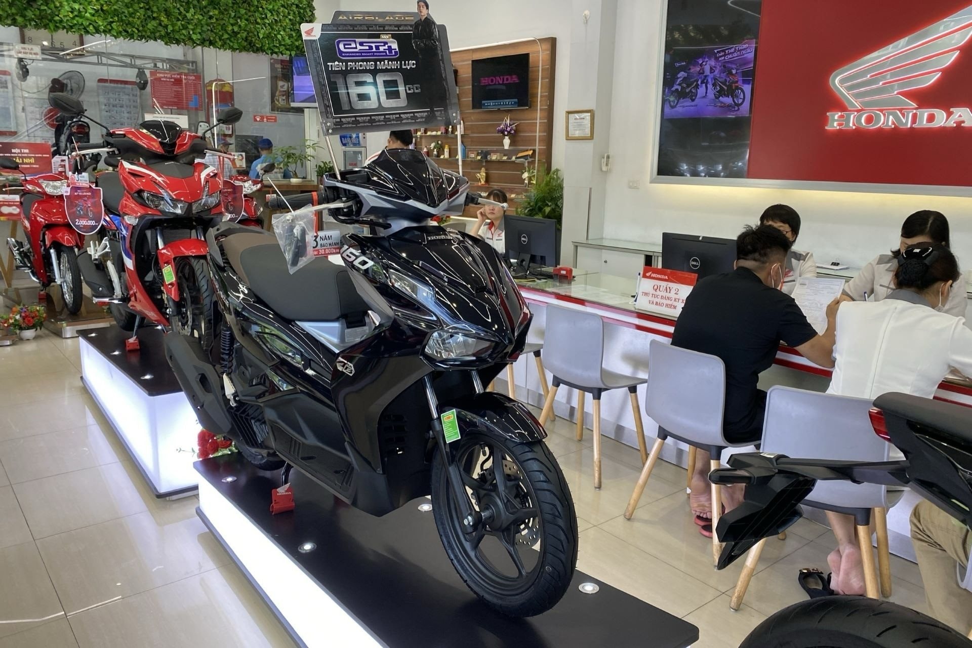 Xe máy điện lên ngôi - xe máy xăng hết thời 'làm giá': Người tiêu dùng hưởng lợi kép - Ảnh 2