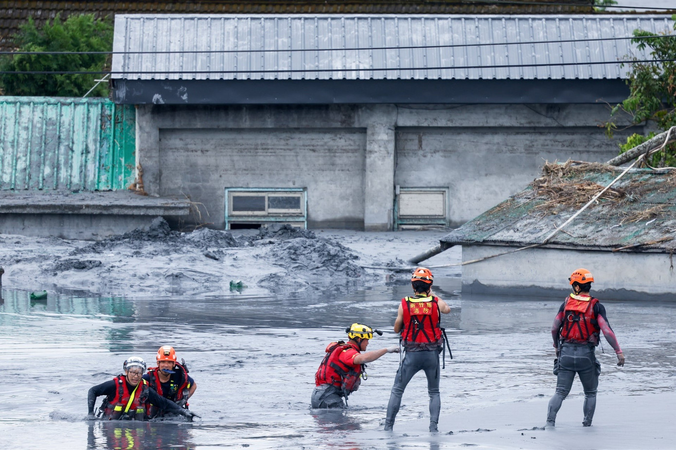 Cháy rừng, lũ lụt, động đất trên khắp thế giới: Thiên tai phủ bóng năm 2025 - Ảnh 18