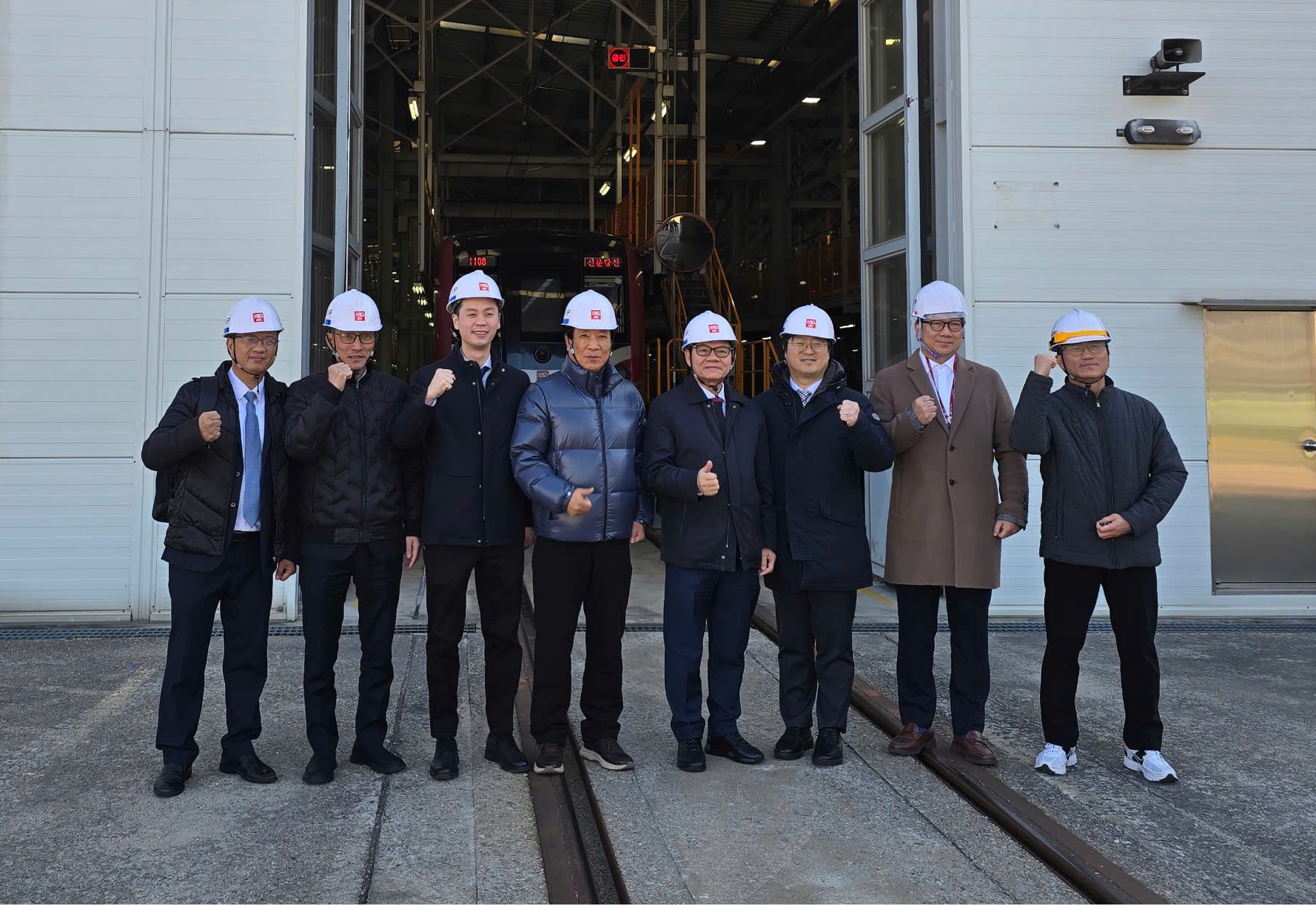 Bước đi mới của tỷ phú Trần Bá Dương trong cuộc đua đường sắt: Trực tiếp sang Hàn Quốc ký thỏa thuận nội địa hóa sản xuất đầu máy toa xe - Ảnh 6