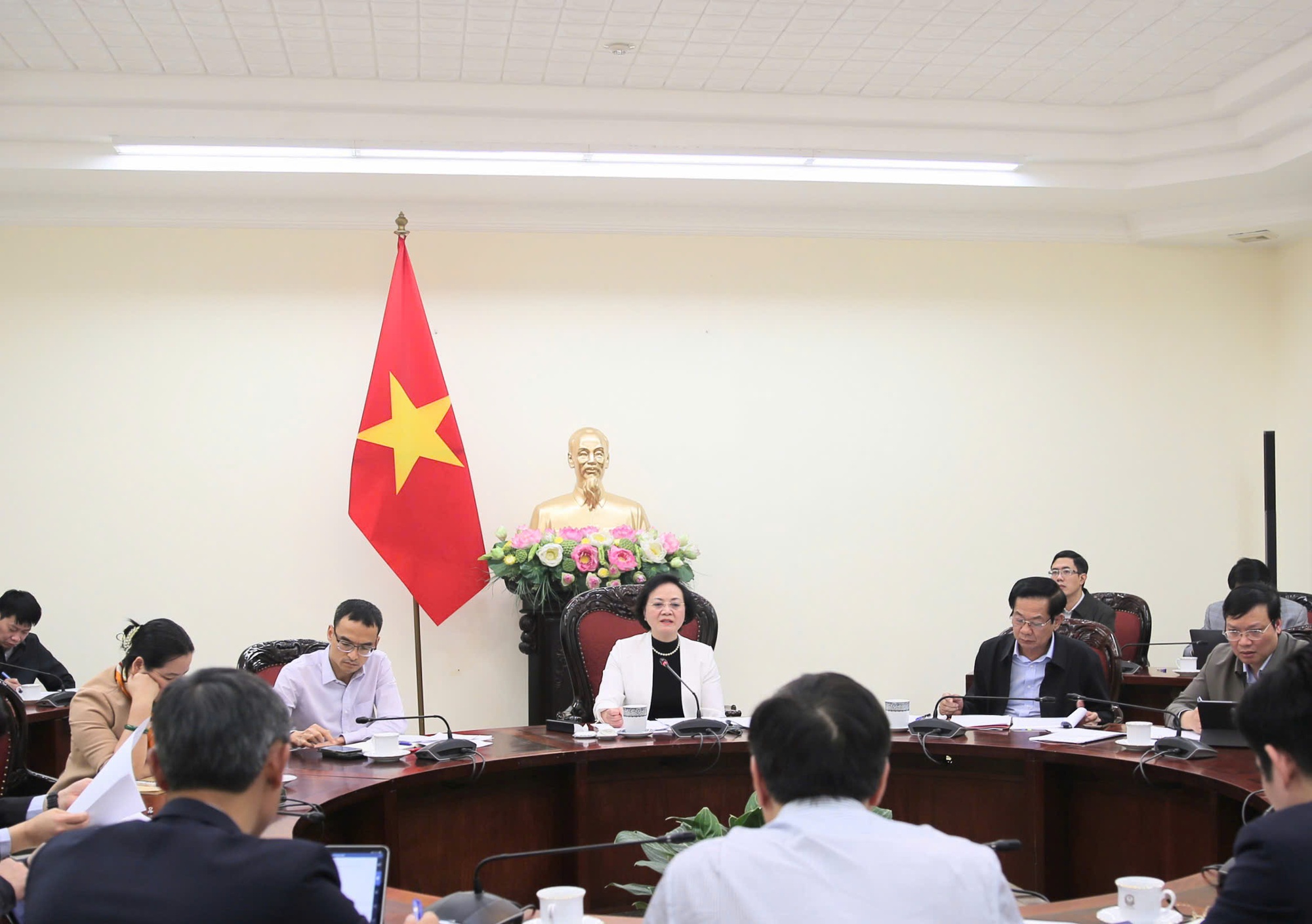 Hoàn thành sắp xếp trường học, trạm y tế cấp xã trước 31/12; lấy ý kiến rộng rãi dự thảo nghị định đánh giá, xếp loại cán bộ, công chức - Ảnh 3