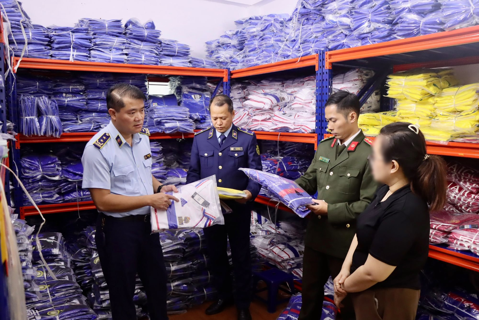 Phát hiện kho hàng giả tại Hà Nội, do Dương Tấn Rine làm chủ - Ảnh 2