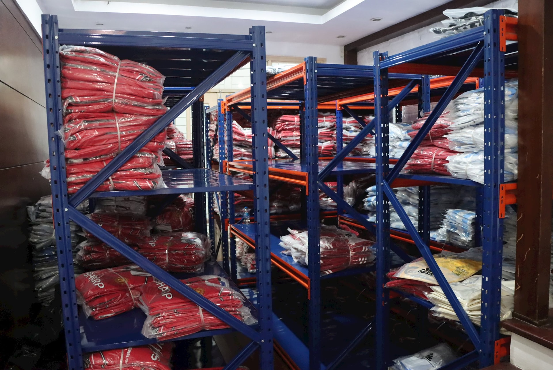 Phát hiện kho hàng giả tại Hà Nội, do Dương Tấn Rine làm chủ - Ảnh 1