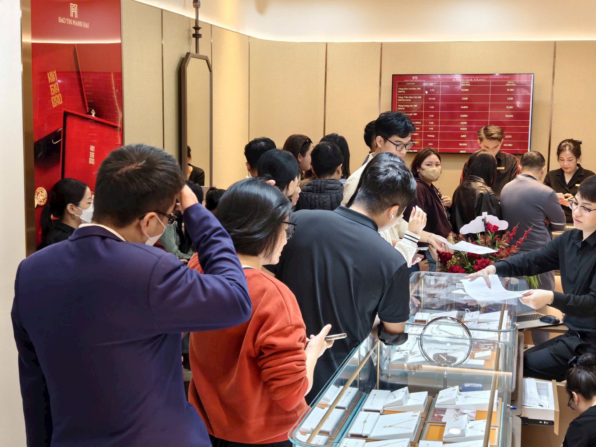 Vàng chỉ cần 300.000 đồng để cán mốc kỷ lục chưa từng có ở VN, bạc tăng không cản nổi: Chuyên gia nói gì? - Ảnh 2