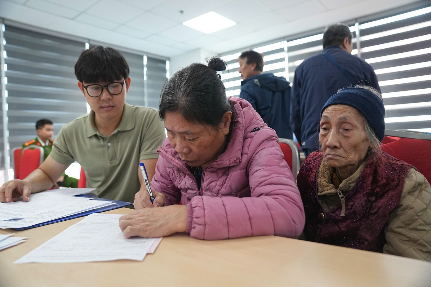 Người dân 'đất kim cương' cạnh hồ Hoàn Kiếm nhận tiền đền bù dự án quảng trường - Ảnh 12