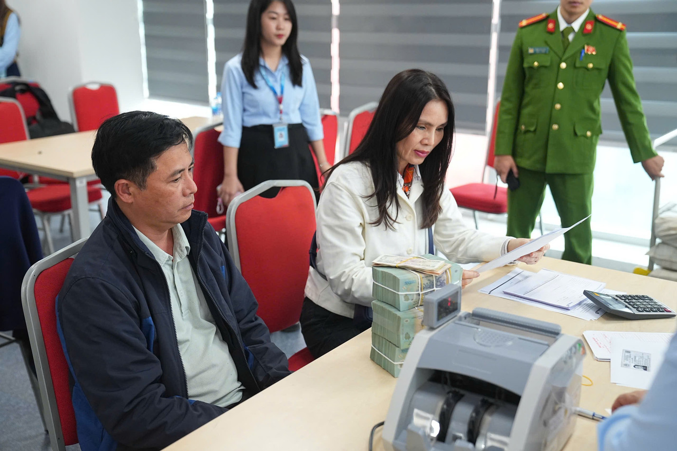 Người dân 'đất kim cương' cạnh hồ Hoàn Kiếm nhận tiền đền bù dự án quảng trường - Ảnh 9