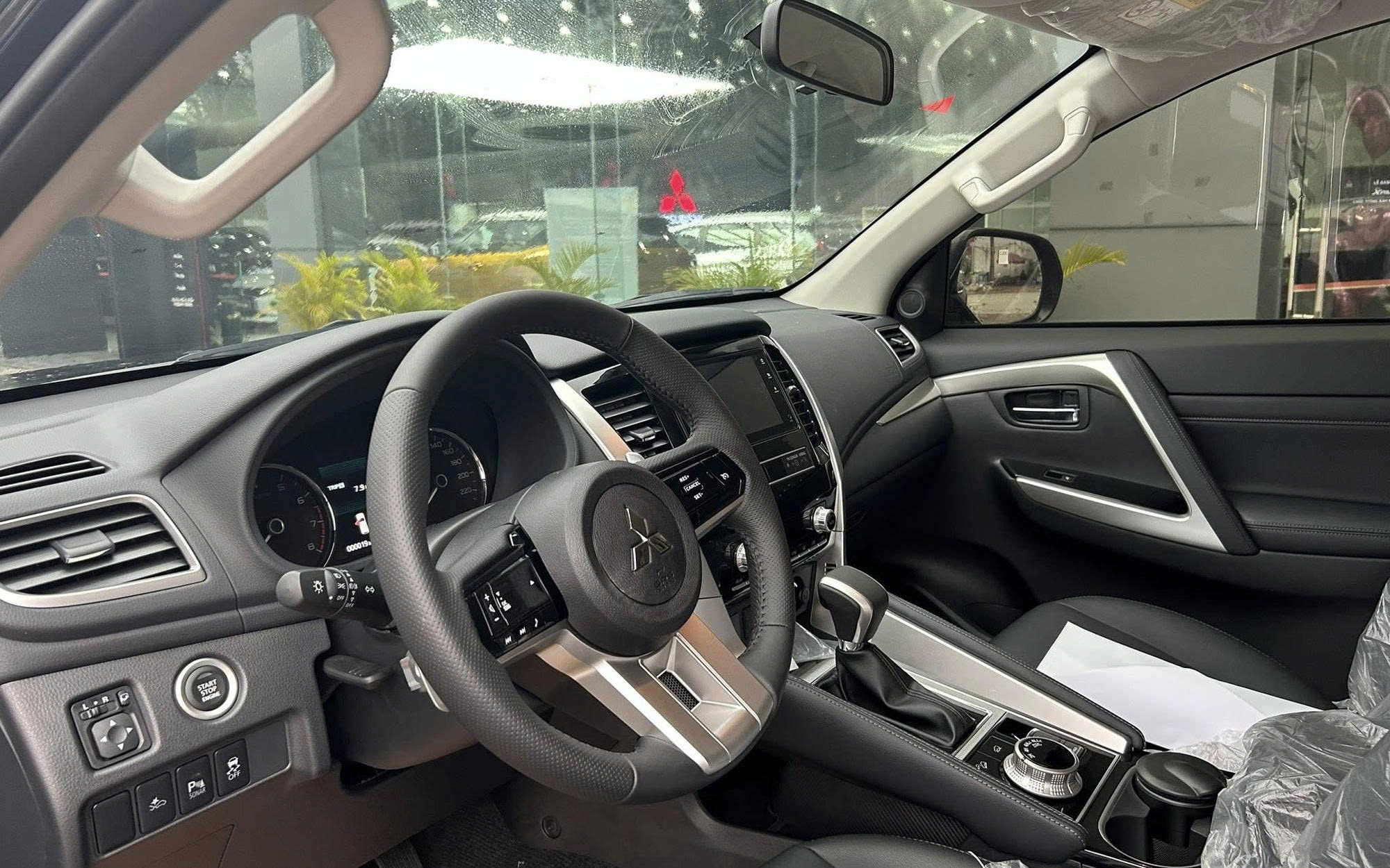 Mitsubishi Pajero Sport có xe bán trở lại sau 7 tháng ‘mất hút’ tại Việt Nam: Hãng chỉ còn bản máy xăng, khách mua phải có điều kiện - Ảnh 8