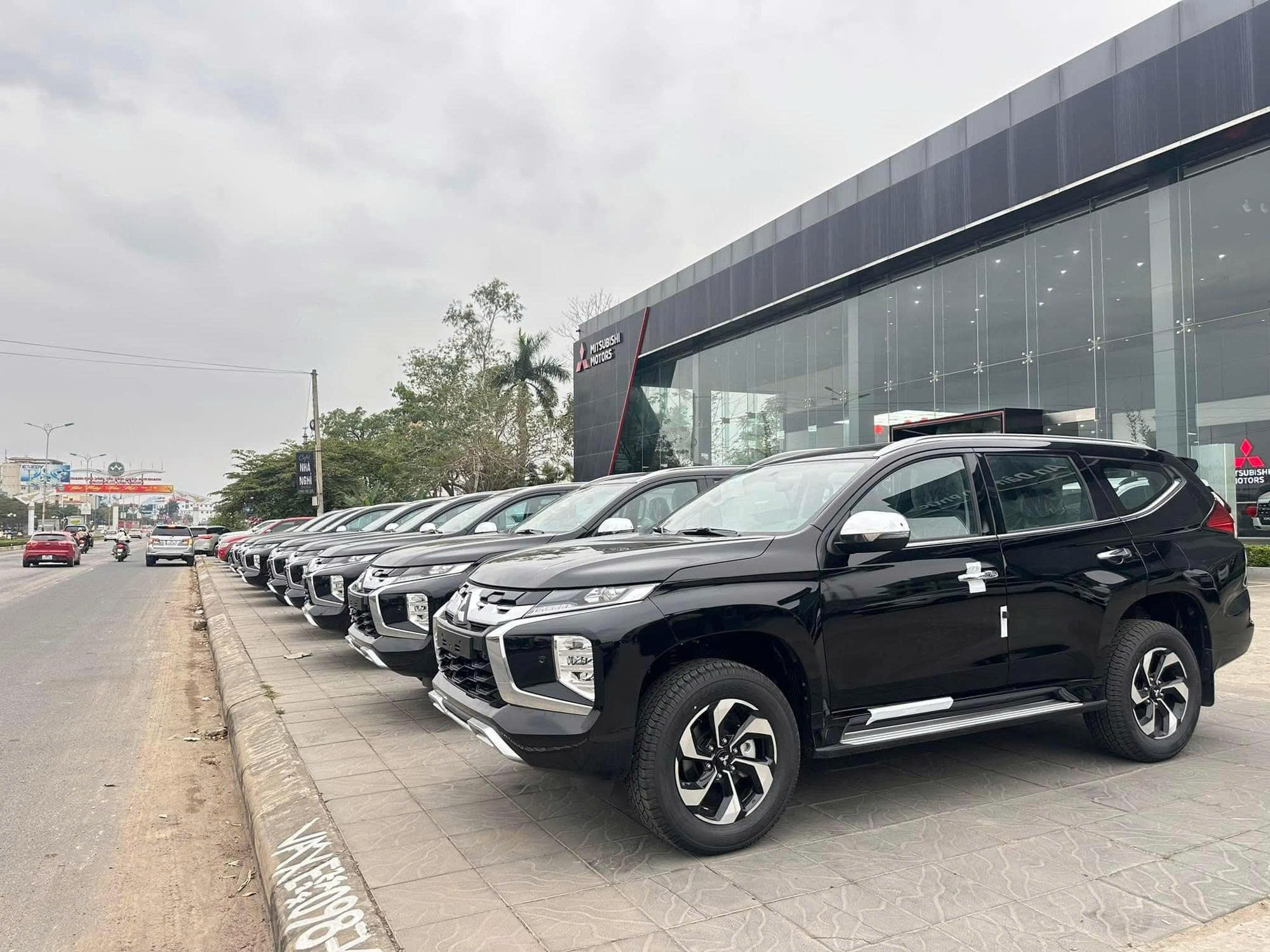 Mitsubishi Pajero Sport có xe bán trở lại sau 7 tháng ‘mất hút’ tại Việt Nam: Hãng chỉ còn bản máy xăng, khách mua phải có điều kiện - Ảnh 3