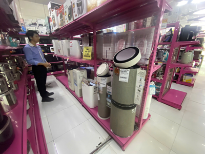 Hà Nội ô nhiễm, máy lọc không khí đắt hàng - Ảnh 1