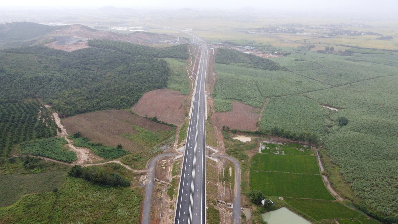Cận cảnh 20km cao tốc Khánh Hòa - Buôn Ma Thuột sắp thông xe kỹ thuật - Ảnh 8