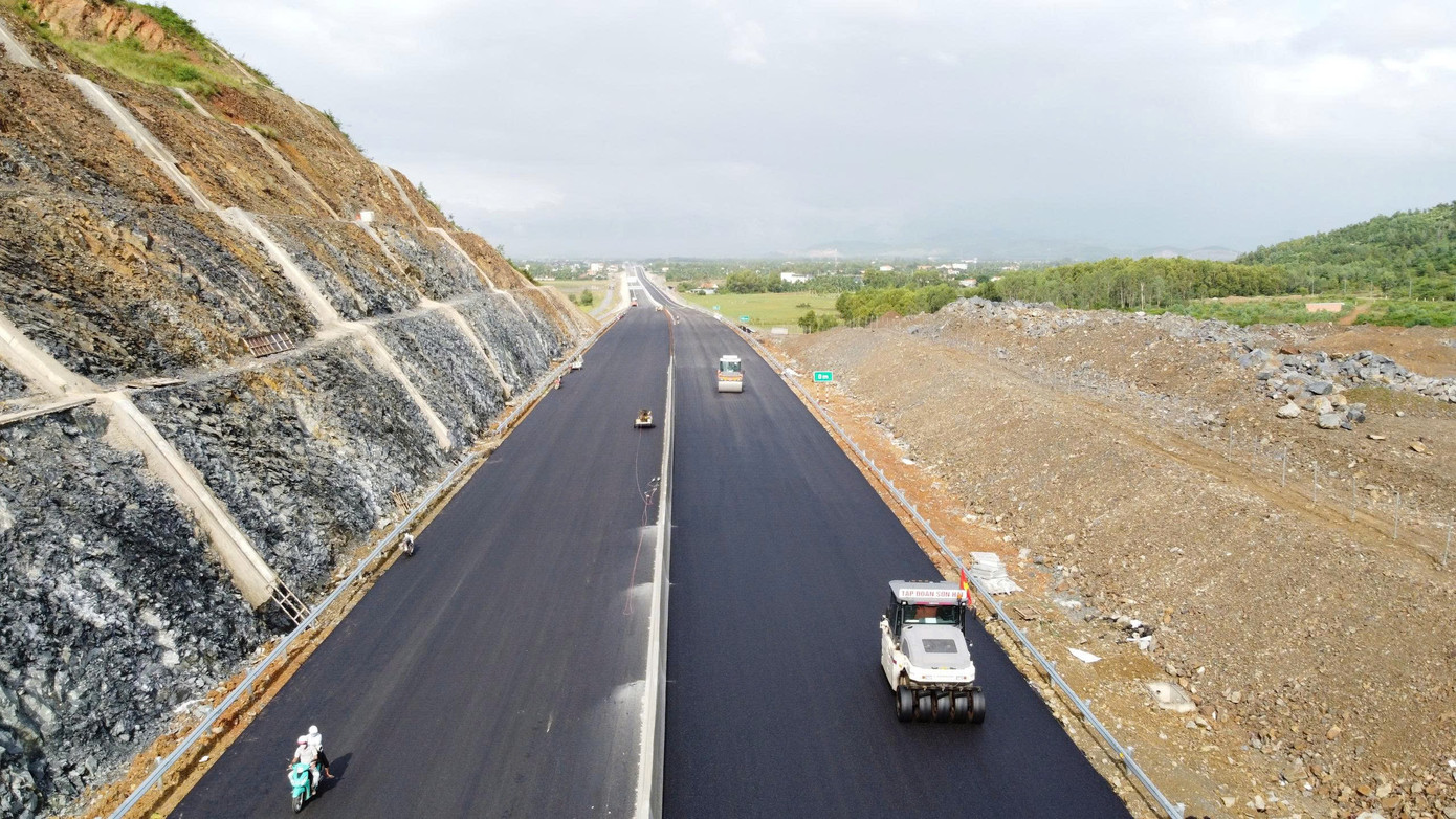Cận cảnh 20km cao tốc Khánh Hòa - Buôn Ma Thuột sắp thông xe kỹ thuật - Ảnh 1