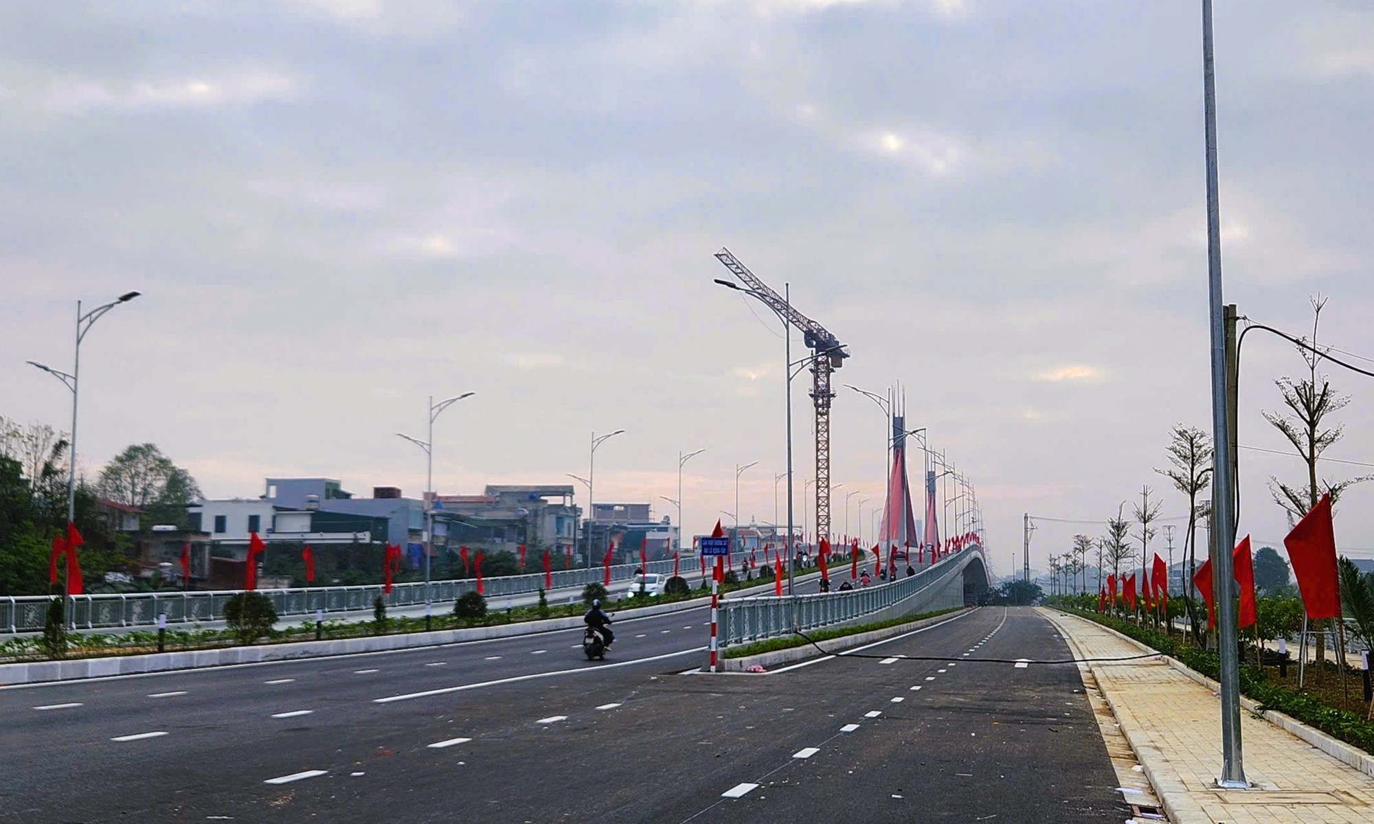 Cầu dây văng đầu tiên vượt đường sắt Bắc - Nam ở Thanh Hóa - Ảnh 11