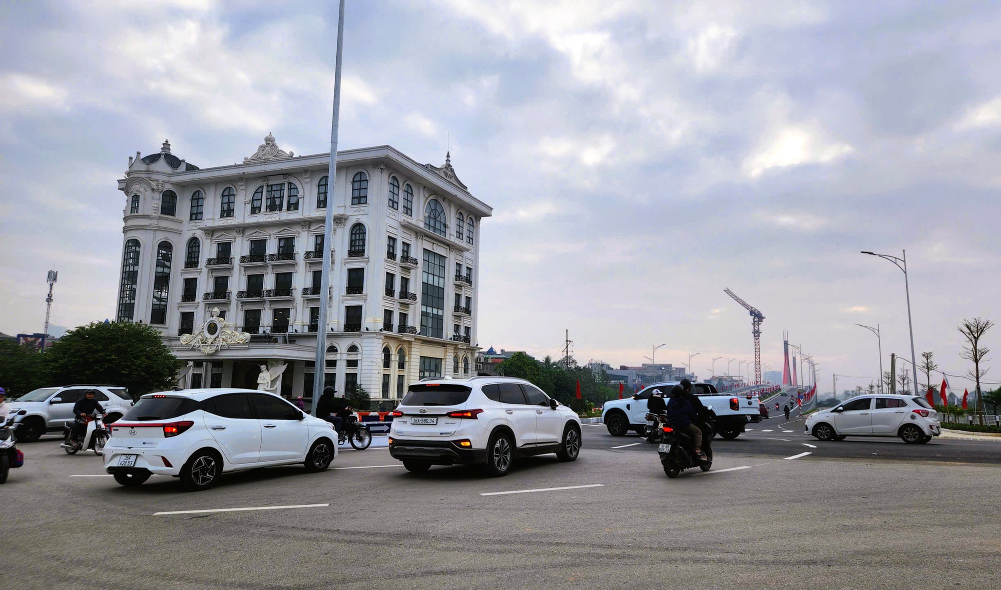 Cầu dây văng đầu tiên vượt đường sắt Bắc - Nam ở Thanh Hóa - Ảnh 2