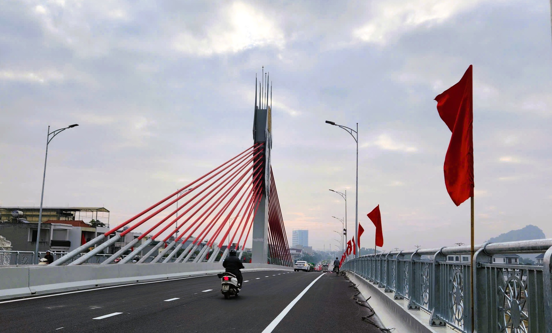 Cầu dây văng đầu tiên vượt đường sắt Bắc - Nam ở Thanh Hóa - Ảnh 12