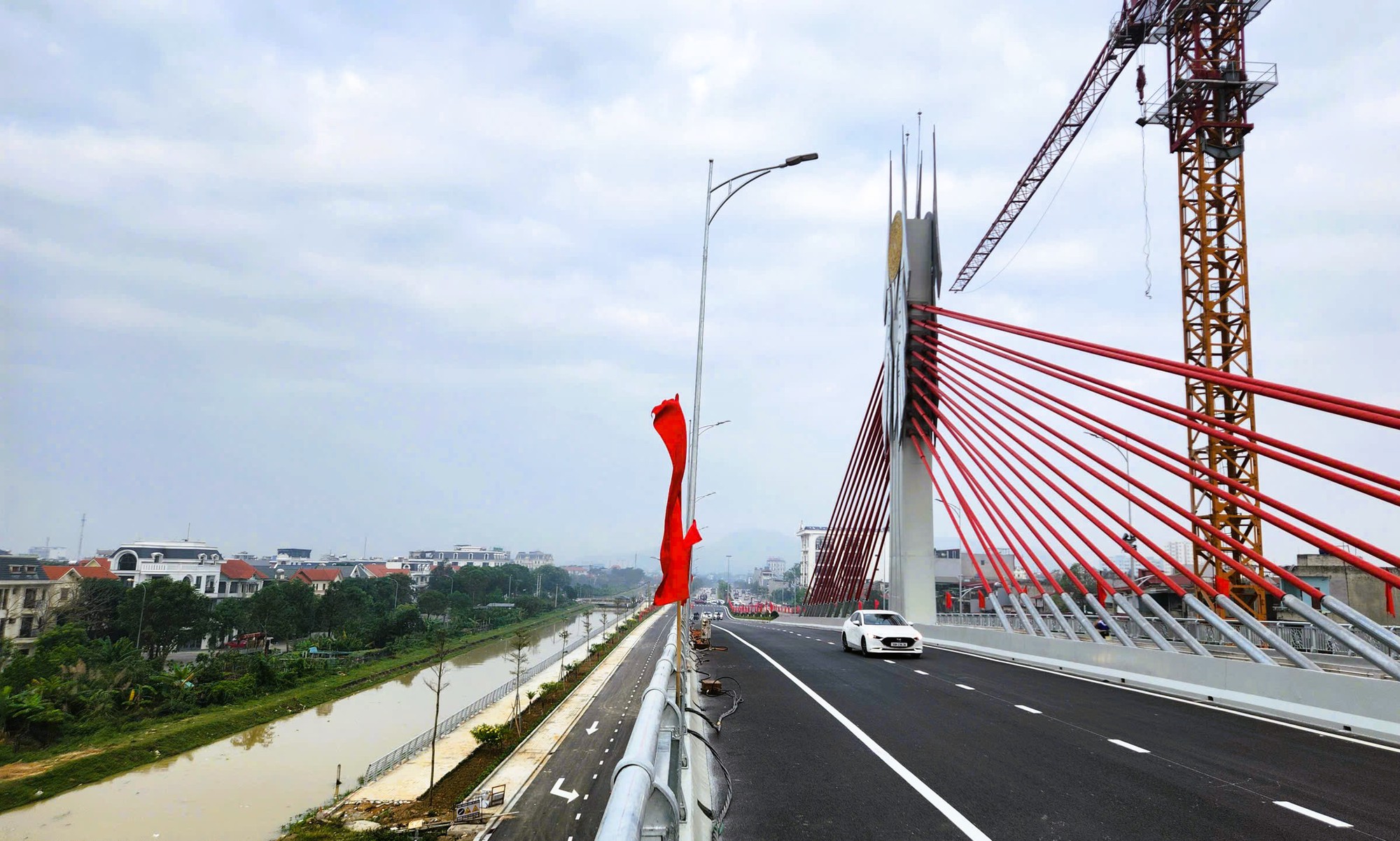 Cầu dây văng đầu tiên vượt đường sắt Bắc - Nam ở Thanh Hóa - Ảnh 5