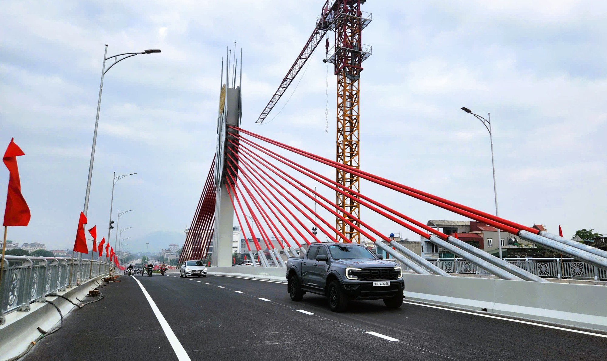 Cầu dây văng đầu tiên vượt đường sắt Bắc - Nam ở Thanh Hóa - Ảnh 13