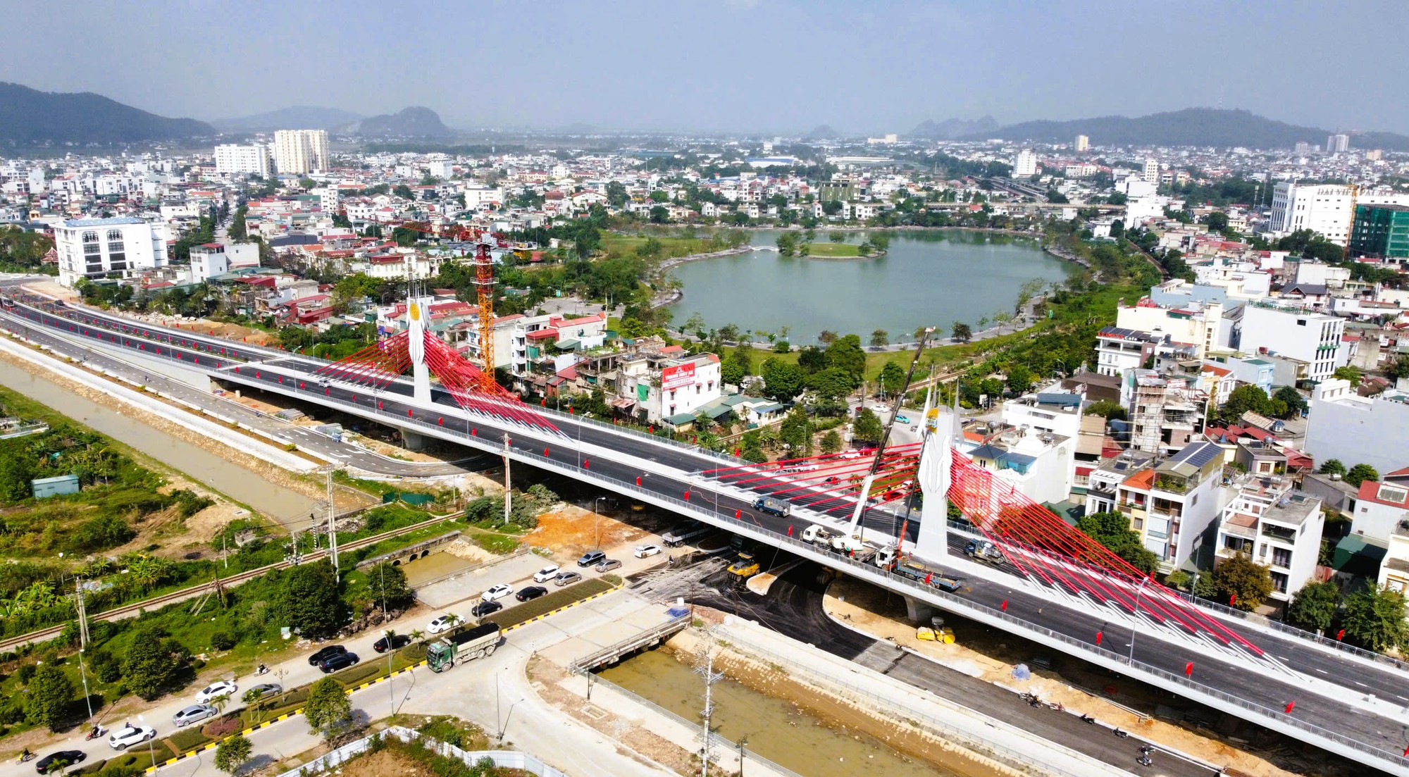 Cầu dây văng đầu tiên vượt đường sắt Bắc - Nam ở Thanh Hóa - Ảnh 1