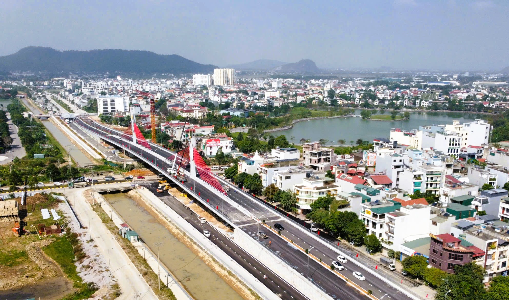 Cầu dây văng đầu tiên vượt đường sắt Bắc - Nam ở Thanh Hóa - Ảnh 9