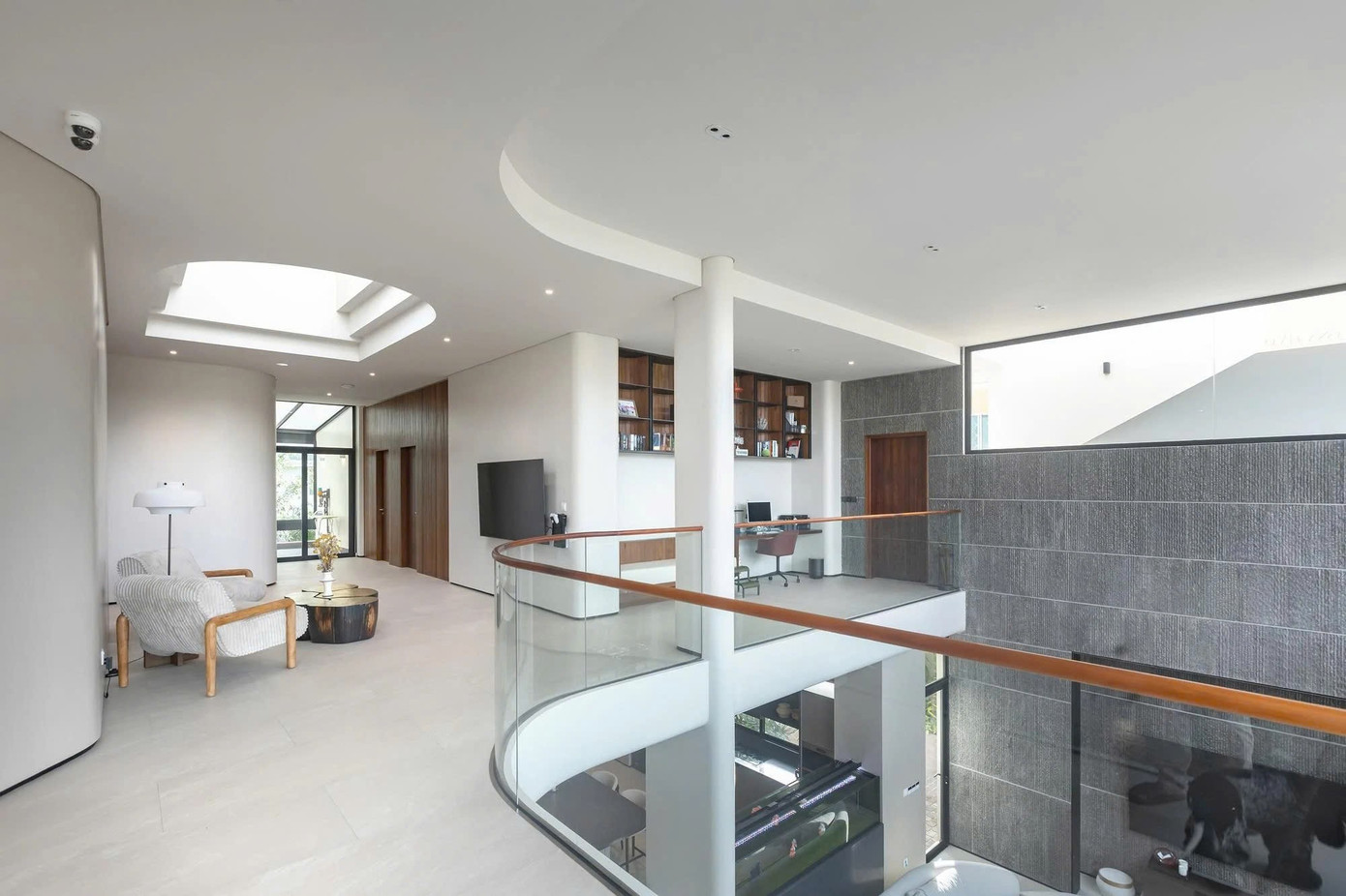 Biệt thự 3 tầng với kiến trúc mở, sống xanh giữa đô thị nhiệt đới - Ảnh 11