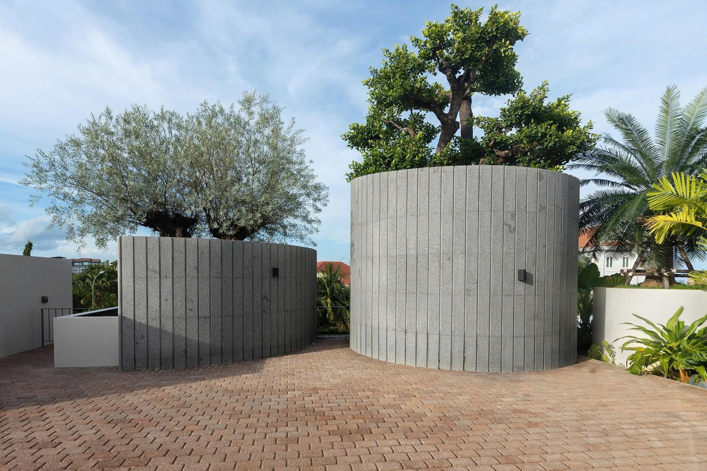 Biệt thự 3 tầng với kiến trúc mở, sống xanh giữa đô thị nhiệt đới - Ảnh 12