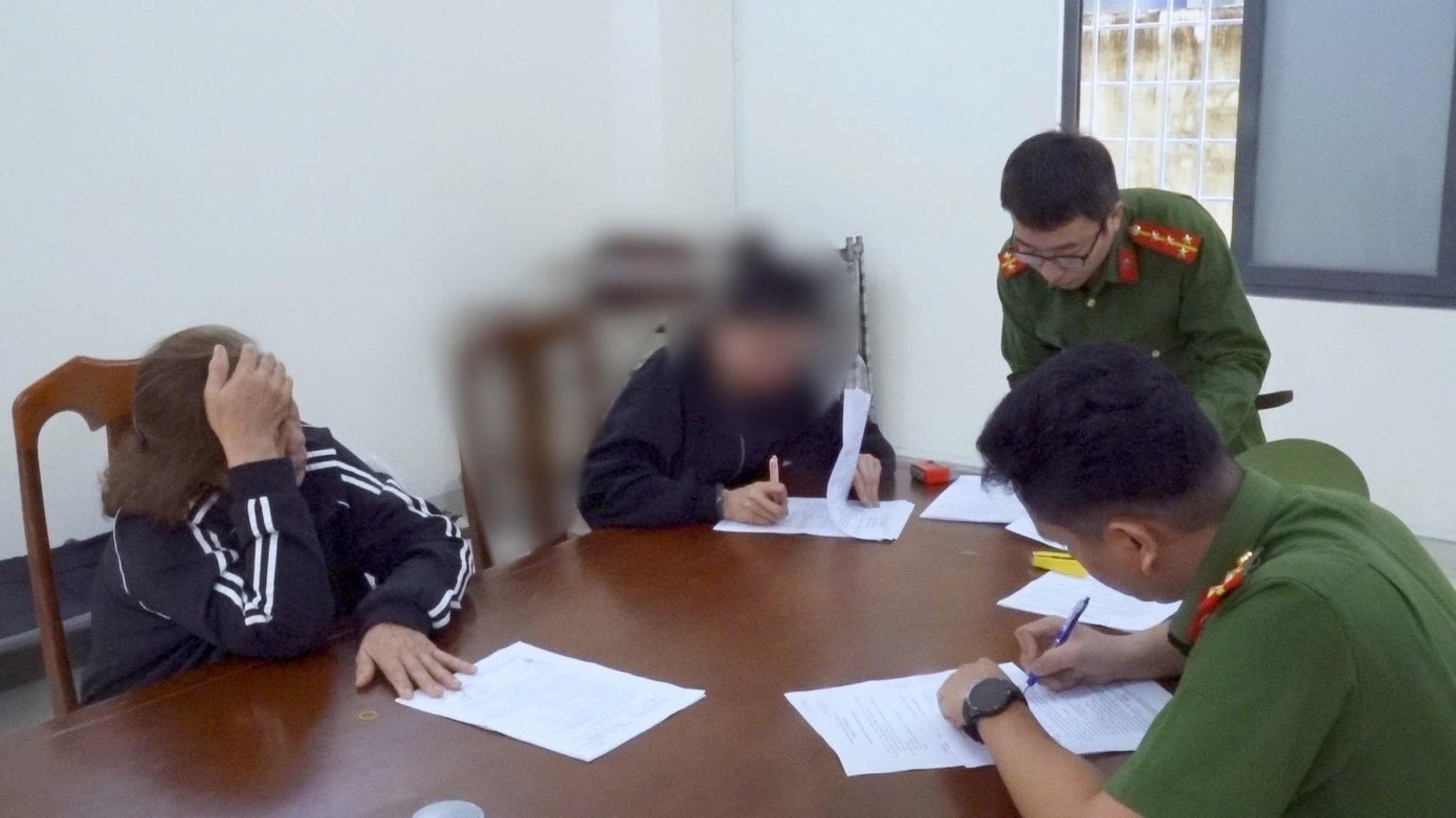 Vận chuyển trái phép hơn 2,3kg vàng, 32 điện thoại iPhone từ Hàn Quốc về Việt Nam - Ảnh 1