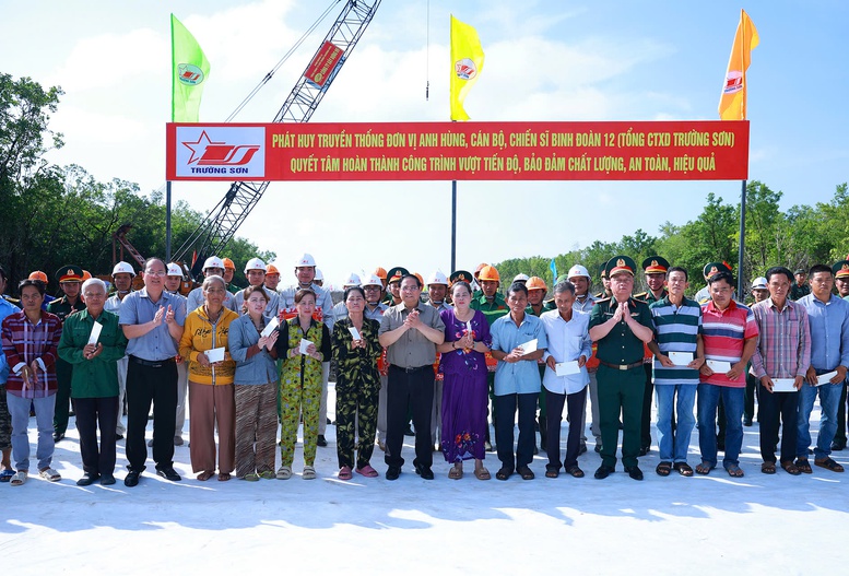 Thủ tướng kiểm tra, đôn đốc một số dự án hạ tầng chiến lược tại Cà Mau - Ảnh 6