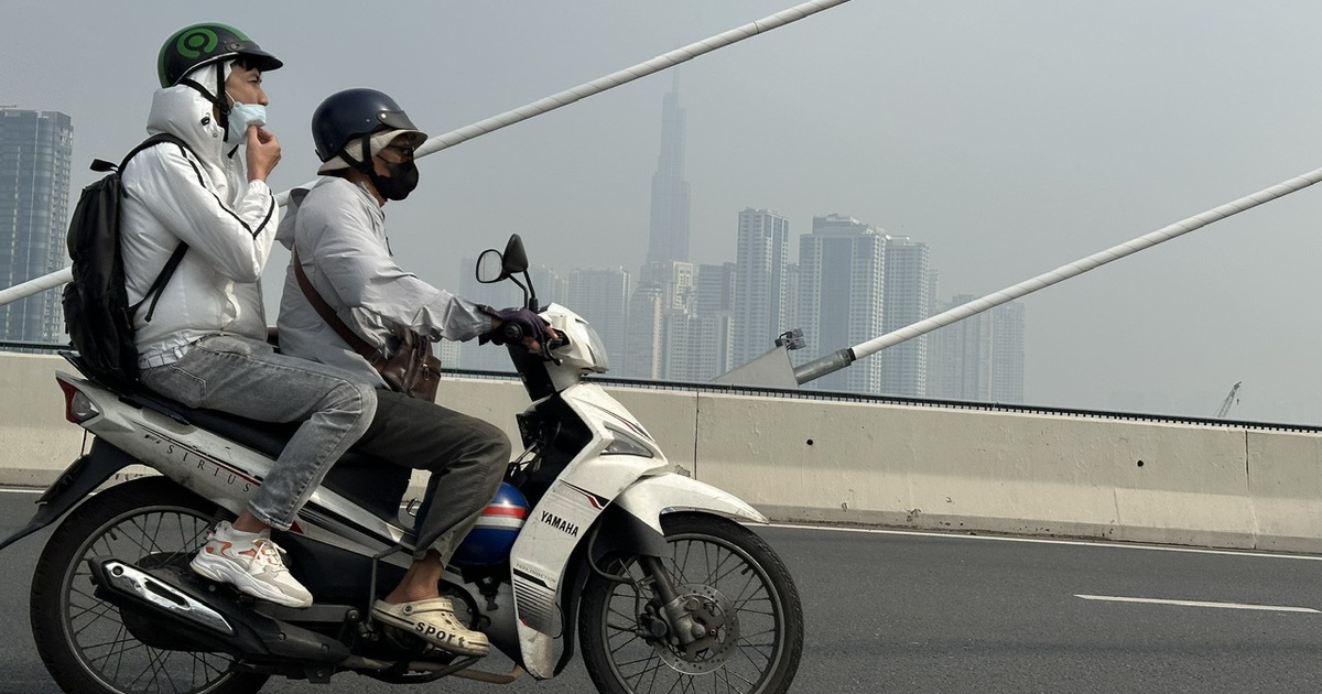 Sáng nay, bầu trời TP.HCM lại mù mịt, ô nhiễm không khí mức nào?