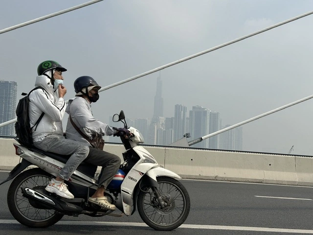 Sáng nay, bầu trời TP.HCM lại mù mịt, ô nhiễm không khí mức nào? - Ảnh 1