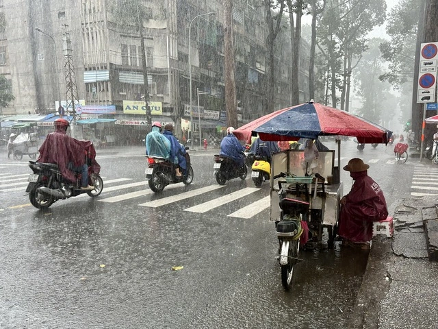 Sài Gòn sấm to, mưa lớn - Ảnh 4