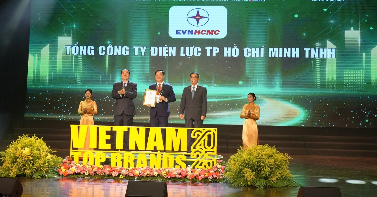 EVNHCMC được vinh danh ‘Thương hiệu hàng đầu Việt Nam 2025’