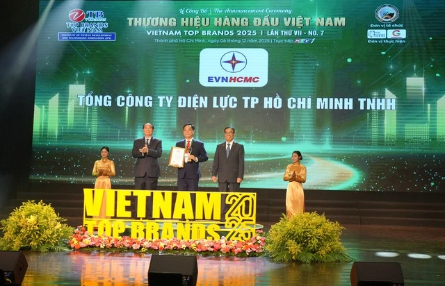 EVNHCMC được vinh danh ‘Thương hiệu hàng đầu Việt Nam 2025’ - Ảnh 1