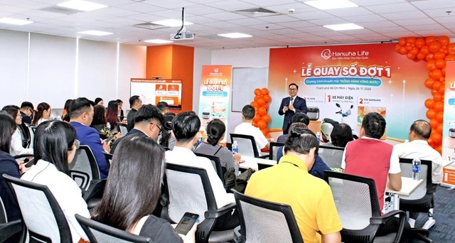Hanwha Life công bố khách hàng trúng thưởng đợt đầu chương trình ‘Đồng hành vững bước’ - Ảnh 1