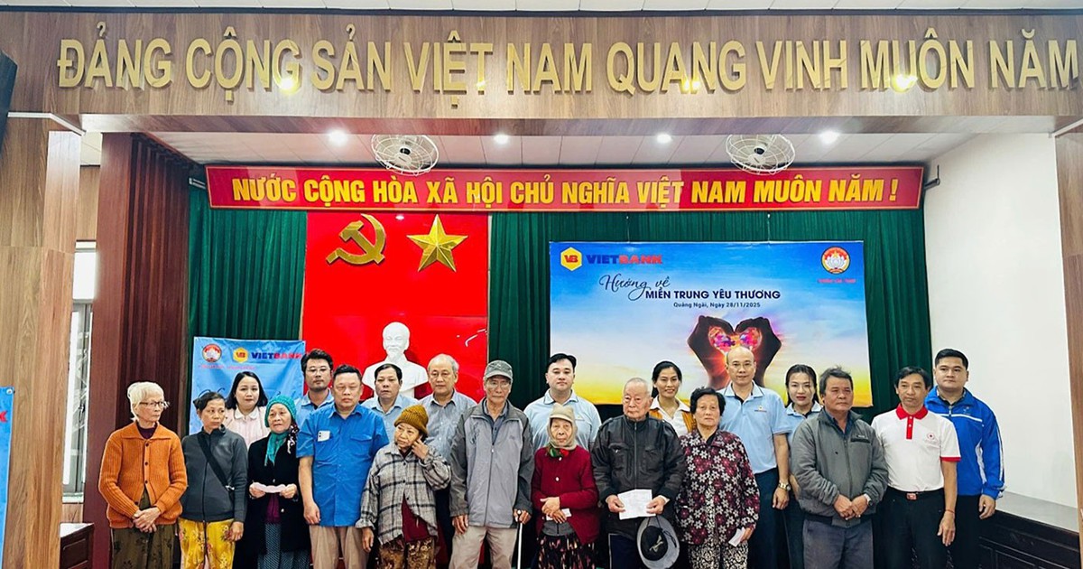 Vietbank hướng về miền Trung yêu thương, trao 3.600 suất quà cho đồng bào vùng lũ