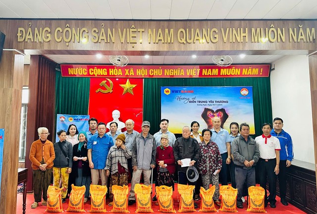 Vietbank hướng về miền Trung yêu thương, trao 3.600 suất quà cho đồng bào vùng lũ - Ảnh 1