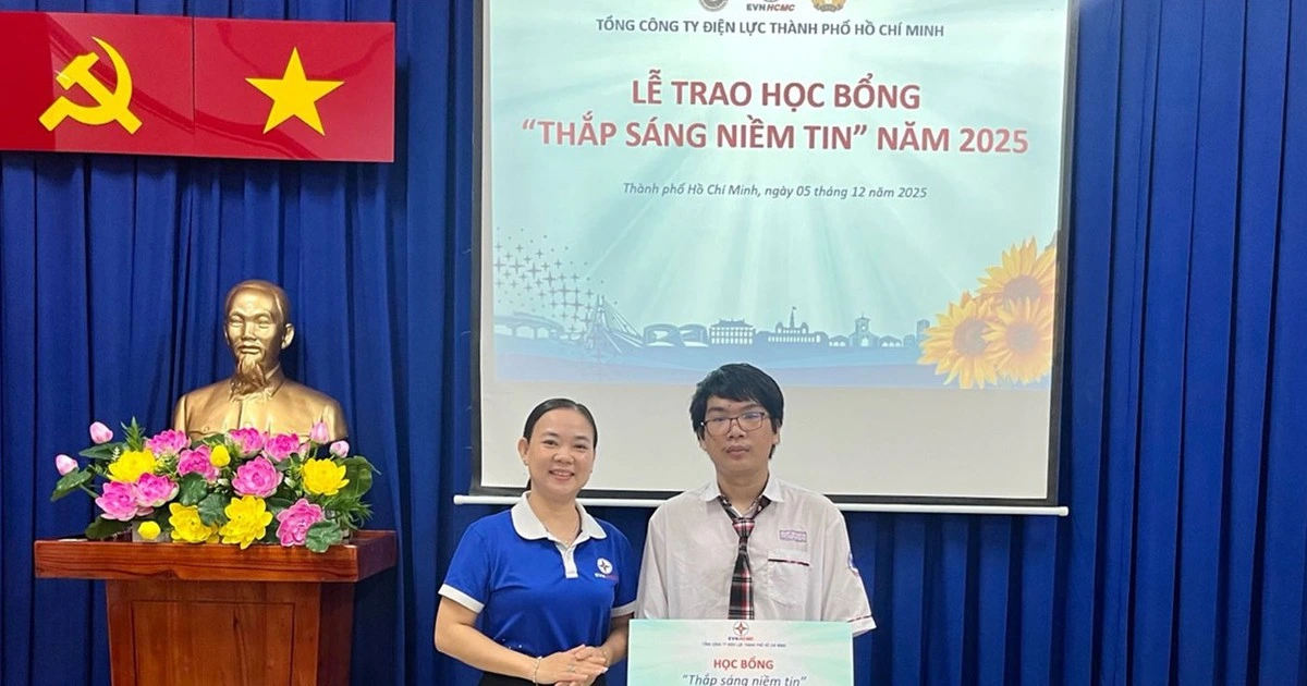 EVNHCMC ‘Thắp sáng niềm tin’ đến trường cho học sinh hiếu học