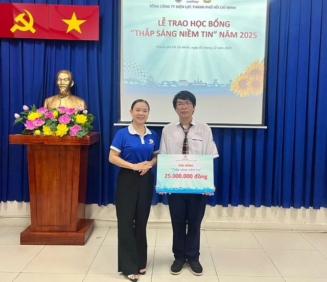 EVNHCMC ‘Thắp sáng niềm tin’ đến trường cho học sinh hiếu học - Ảnh 1